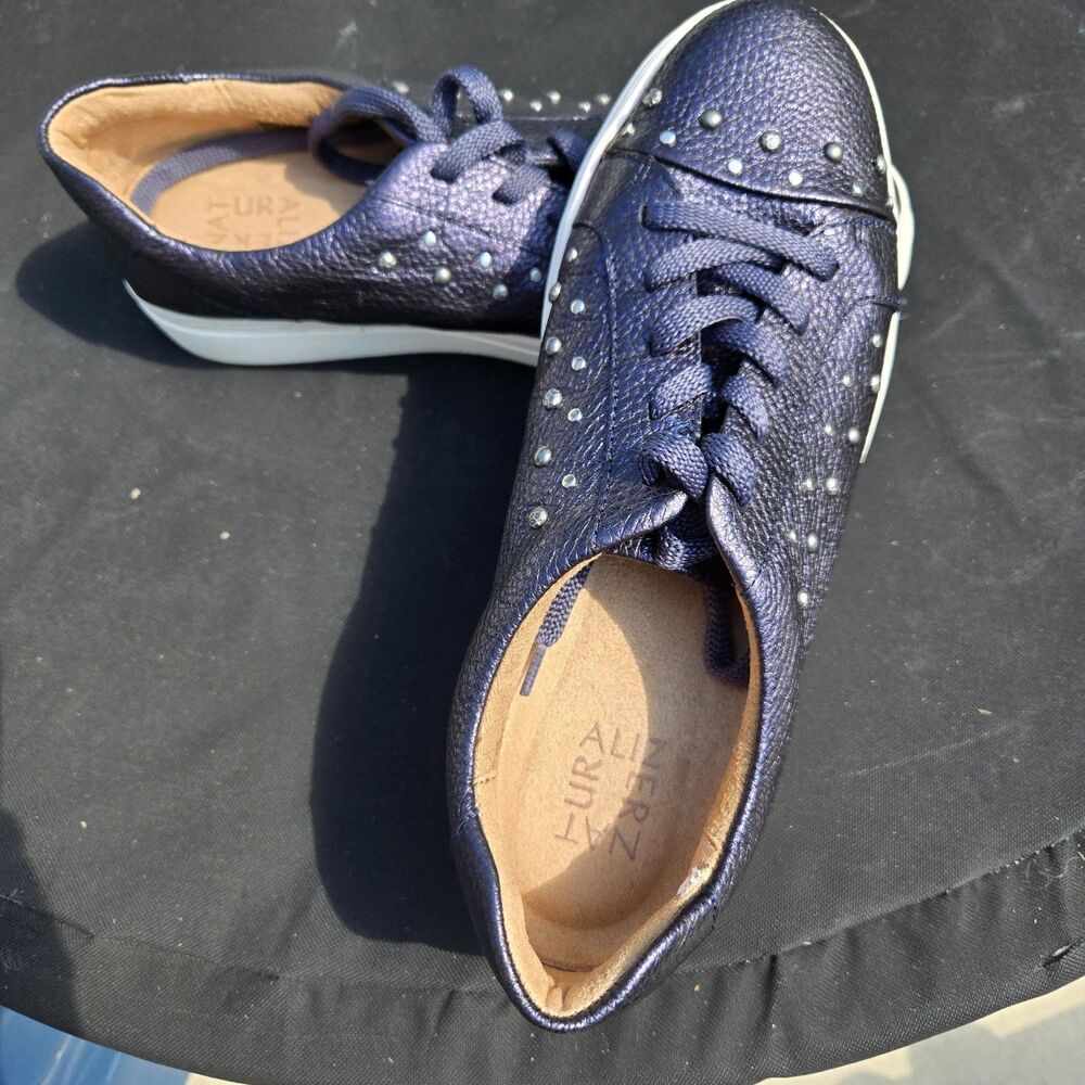 Naturalizer Womens shoes 9.5W, Wide, Great Condition, Navy Blue, Studs